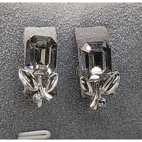 Lisner Rhinestone Flower Screwback Earrings Smokey Gray Aurora Borealis Accent - Picture 1 of 10